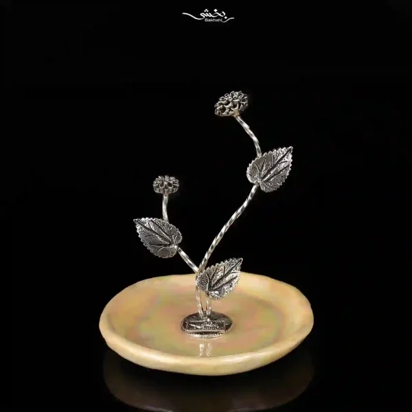 بشقاب گل درمیان سرامیک و نقره کرمی