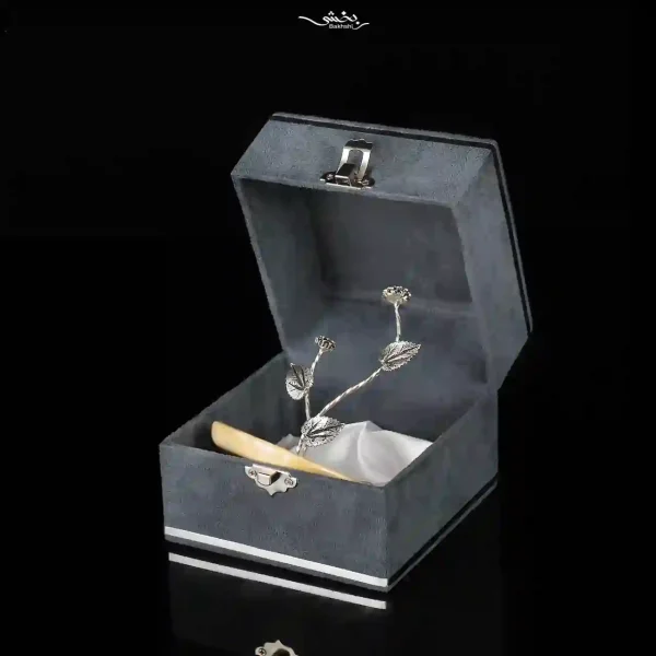 بشقاب گل درمیان سرامیک و نقره کرمی