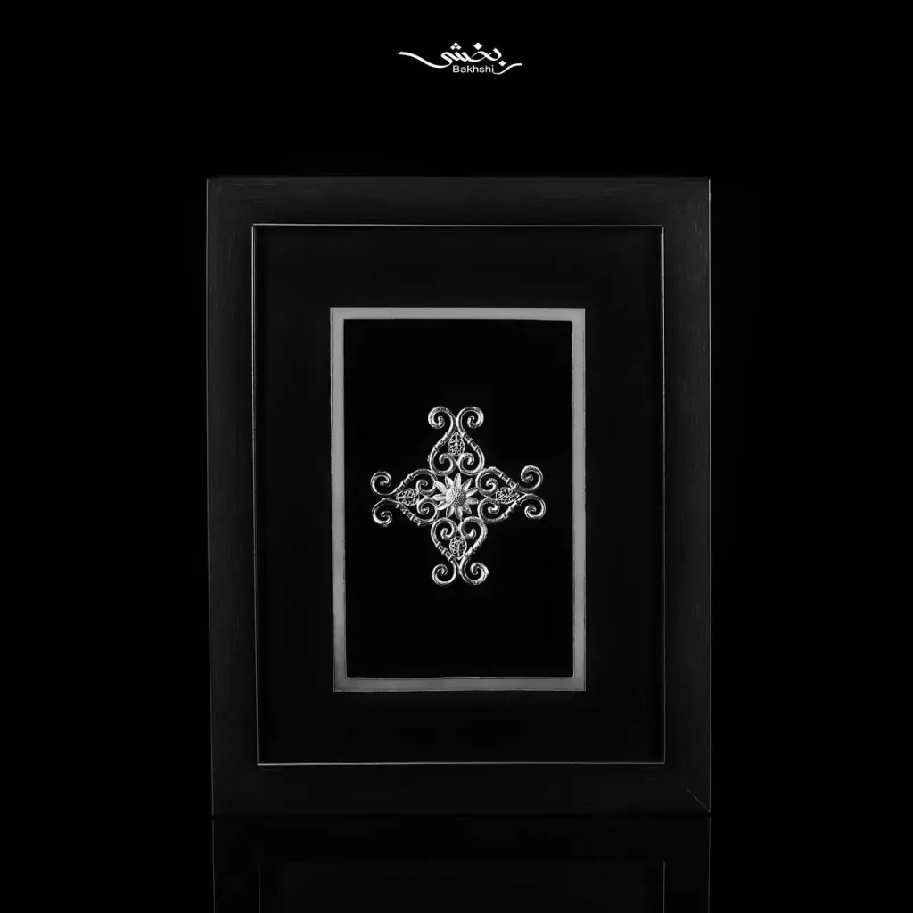 قاب نقره کوبیسم کد1 با ابعاد 25 در 20 سانتیمتر از بهترین انتخاب ها برای هدیه دادن در مناسبت های خاص مثل روز مرد، روز زن، روز معلم، روز پزشک، روز معلم در نقره بخشی.