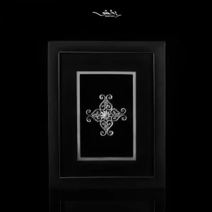 قاب نقره کوبیسم کد1 با ابعاد 25 در 20 سانتیمتر از بهترین انتخاب ها برای هدیه دادن در مناسبت های خاص مثل روز مرد، روز زن، روز معلم، روز پزشک، روز معلم در نقره بخشی.