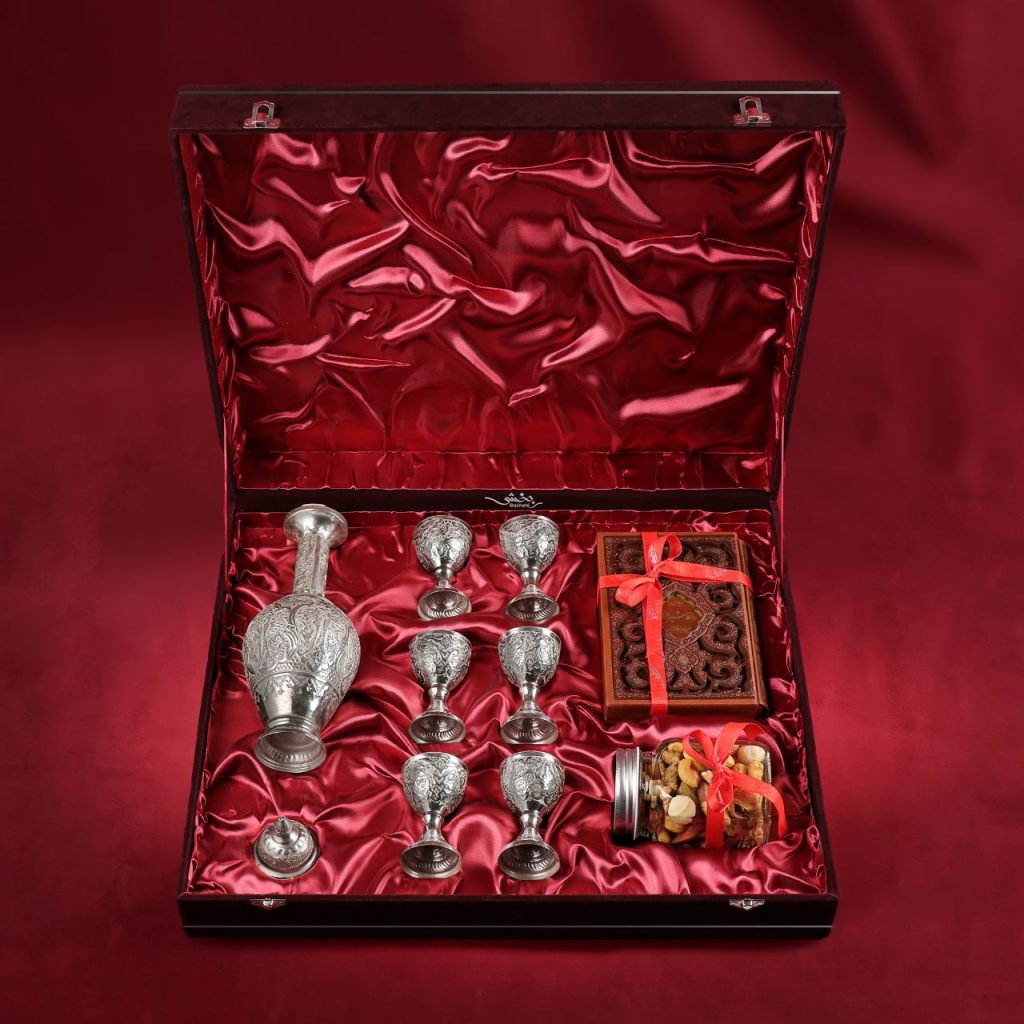 پک شماره شش هدیه یلدای نقره بخشی تشکیل شده از تنگ و جام شش عددی نقره, آجیل یلدایی و یک جلد حافظ نفیس برای زیباتر کردن سفره ایرانی و اصیل یلدا 🕯