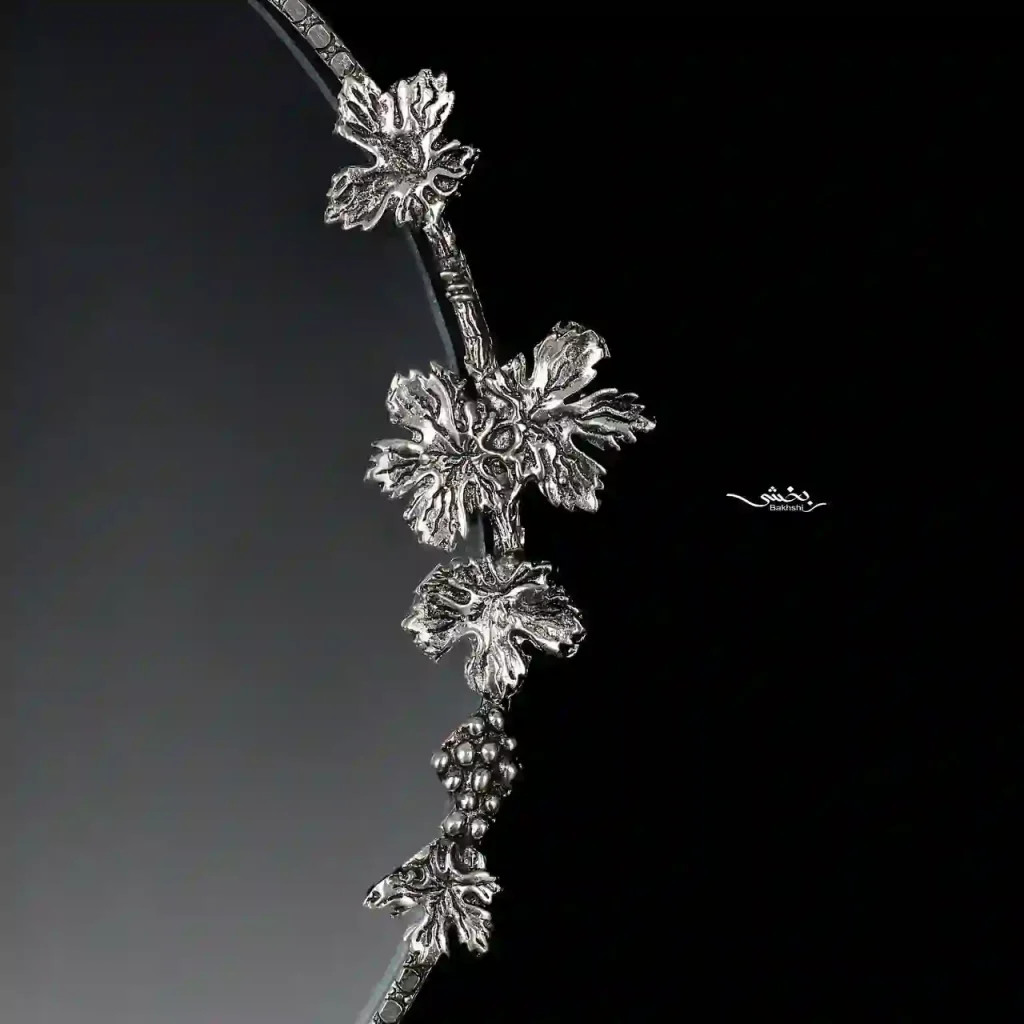 قاب عکس بیضی برگ و انگور مدرن