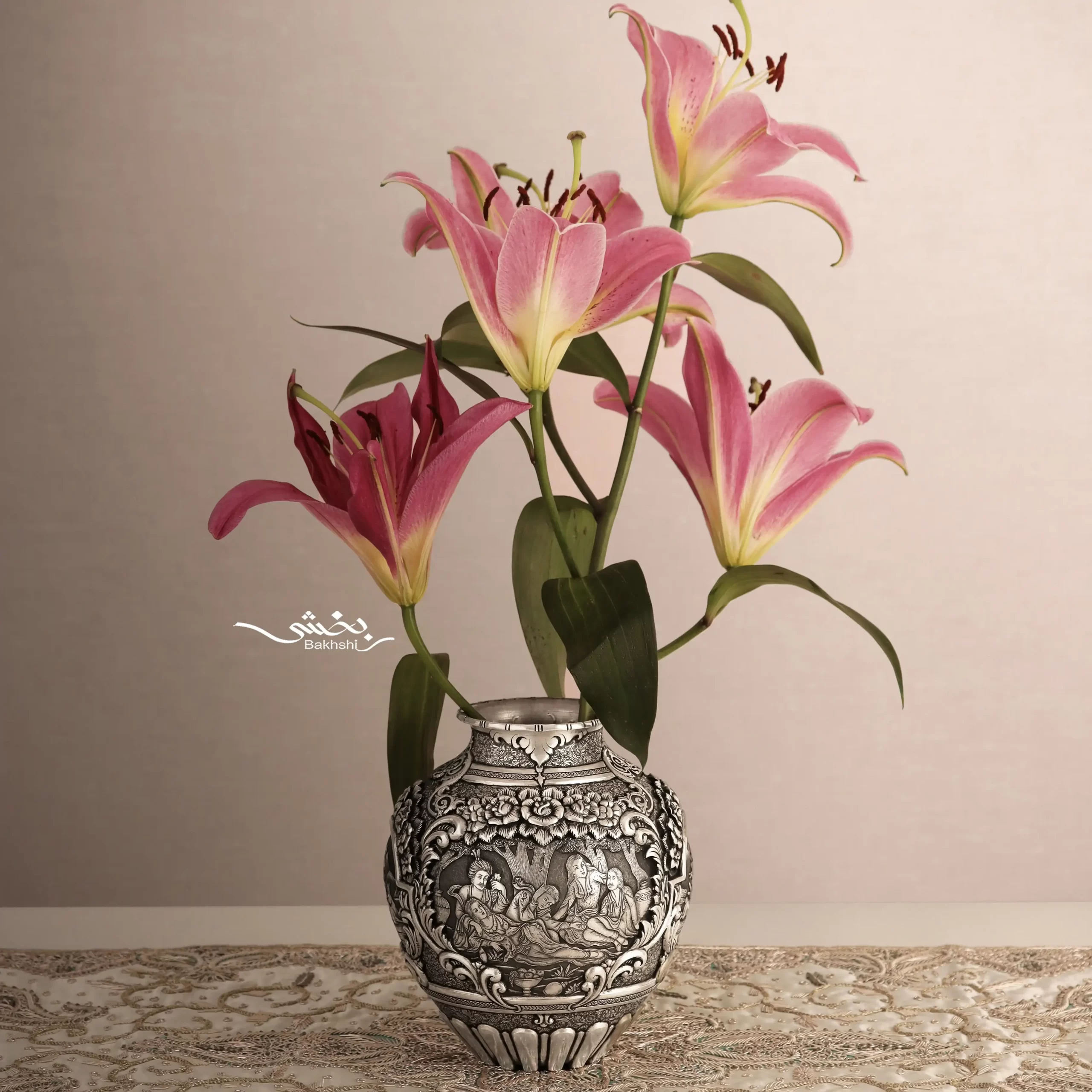 IMG_2246 گلدان نقره خمره ای مینیاتور و گل برجسته اعلا