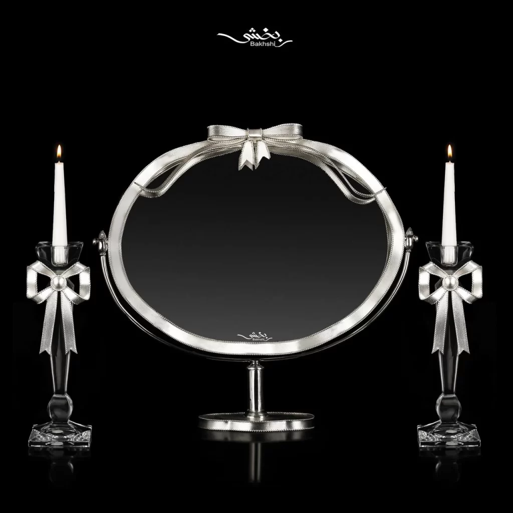 آینه نقره بیضی پاپیون (t003447) وزن:779 گرم طول ۴۵سانتیمتر ارتفاع ۴۱/۵ شمعدان نقره پاپیون (t003634) وزن ۱۲۴ ارتفاع ۲۵