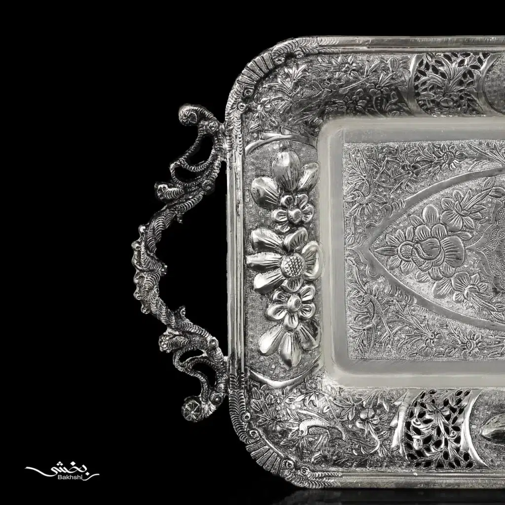 رولت خوری نقره دسته دار گل برجسته ساخته شده از 759.5 گرم نقره با عیار 84 درصد و ابعاد 45 در 18 سانتیمتر موجود در شعب حضوری و سایت نقره بخشی