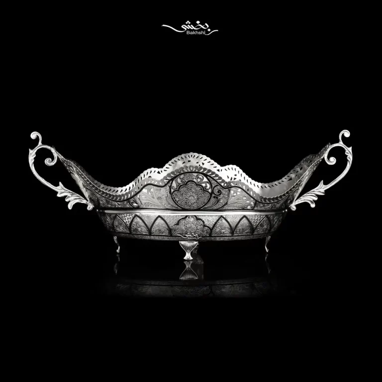 کشکول نقره ژاردنین قلم تبریز یک اثر فاخر و ساخته شده از 876.8 گرم نقره با عیار 84 و ابعاد 45 در 2 سانتیمتر با احتساب دسته و ارتفاع انتهای دسته 17 سانتیمتر.