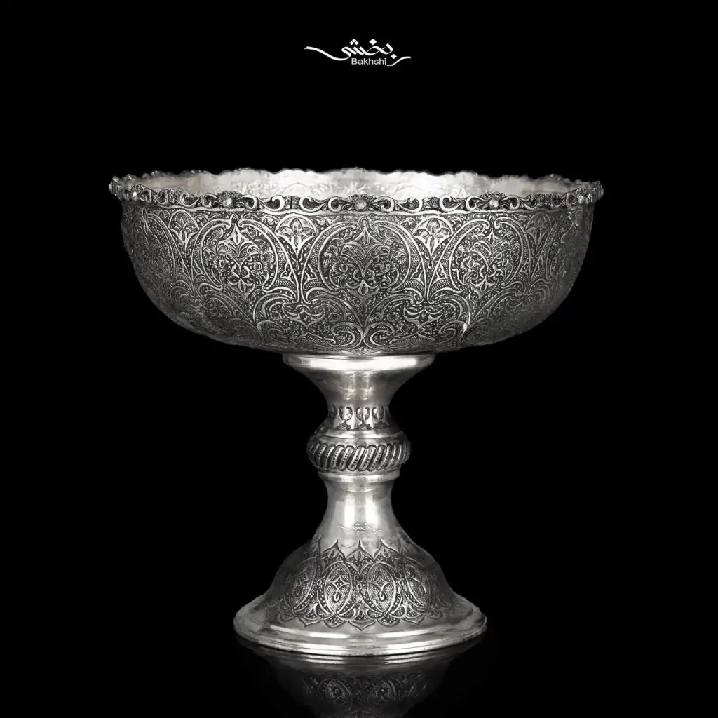 کاسه نقره پایه دار ریزقلم گل و مرغ اعلا ساخته شده از 1856 گرم نقره با عیار 90 درصد و قطر 30 و ارتفاع 28 سانتیمتر موجود در شعب حضوری و سایت نقره بخشی.