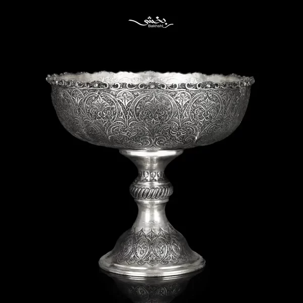 کاسه نقره پایه دار ریزقلم گل و مرغ اعلا ساخته شده از 1856 گرم نقره با عیار 90 درصد و قطر 30 و ارتفاع 28 سانتیمتر موجود در شعب حضوری و سایت نقره بخشی.