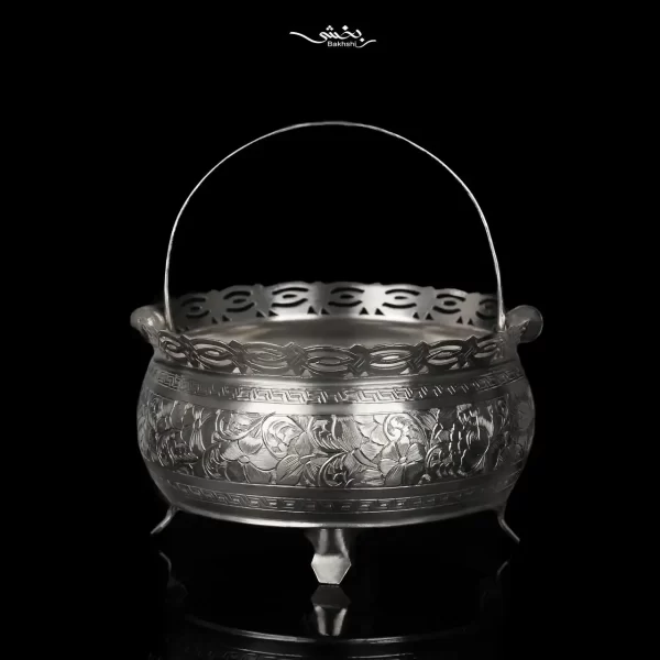 سبد نقره دسته دار قلم تبریز ساخته شده از 226.5 گرم نقره با عیار 84 درصد و قطر 11 و ارتفاع 15 سانتیمتر موجود در سایت نقره بخشی.