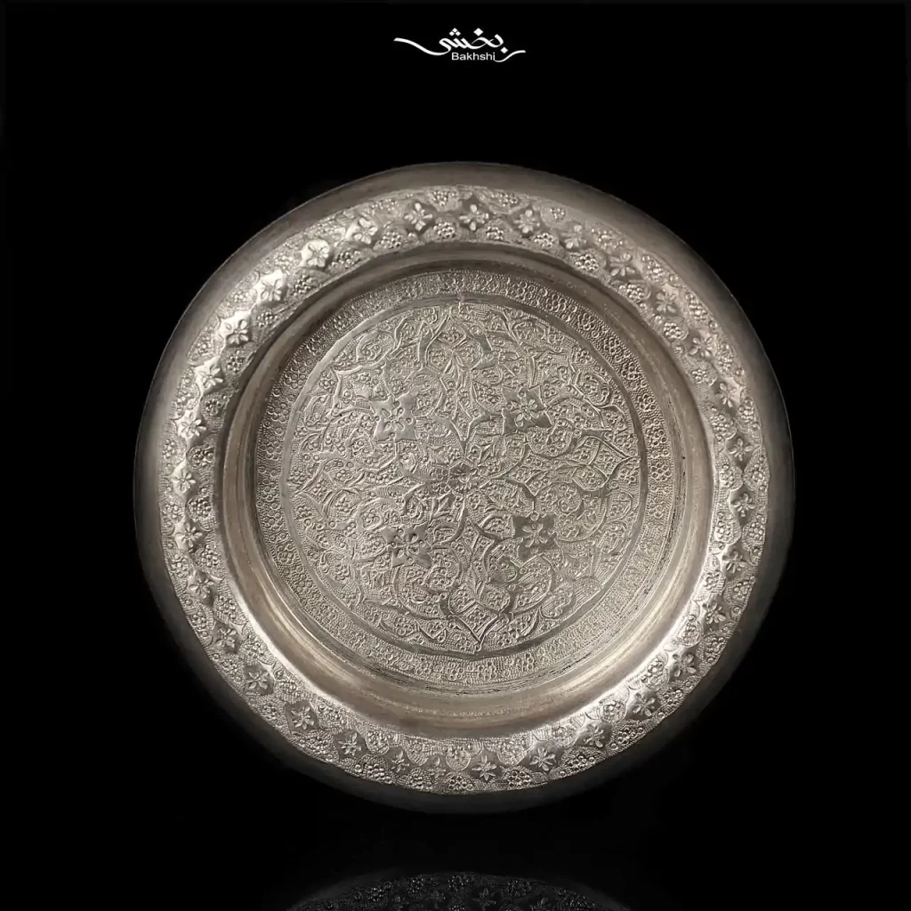 زیرسیگاری نقره گرد ترنج ریزقلم با قطر 10 سانتیمتر و در سه وزن 79 و 81.1 و 80.2 گرم موجود در شعب حضوری و وبسایت رسمی نقره بخشی.