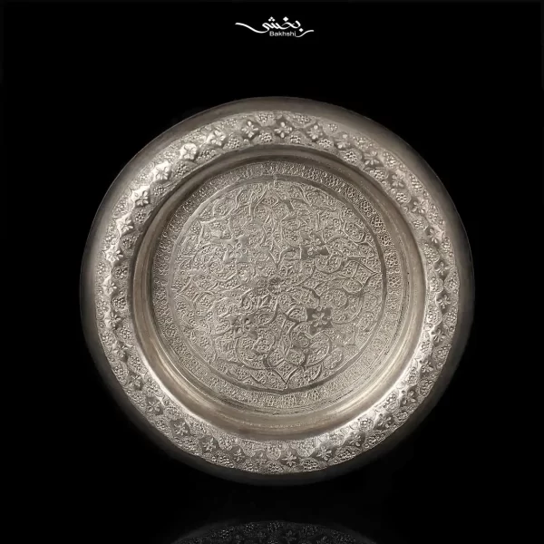 زیرسیگاری نقره گرد ترنج ریزقلم با قطر 10 سانتیمتر و در سه وزن 79 و 81.1 و 80.2 گرم موجود در شعب حضوری و وبسایت رسمی نقره بخشی.