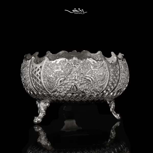 پسته خوری نقره پایه ریختگی گل و مرغ با قطر 12 و ارتفاع 8 سانتیمتر و وزن 301 گرم نقره با عیار 84 درصد موجود در شعب حضوری و سایت نقره بخشی.