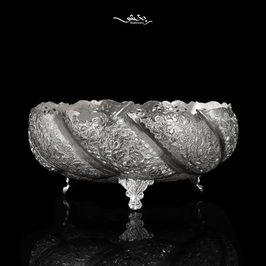 پسته خوری نقره پایه ریختگی گل و مرغ ساخته شده از 409.6 گرم نقره با عیار 84 درصد و قطر 17 و ارتفاع 8 سانتیمتر موجود در شعب حضوری و سایت نقره بخشی.