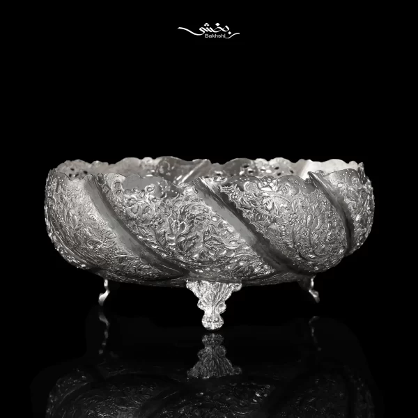 پسته خوری نقره پایه ریختگی گل و مرغ ساخته شده از 409.6 گرم نقره با عیار 84 درصد و قطر 17 و ارتفاع 8 سانتیمتر موجود در شعب حضوری و سایت نقره بخشی.