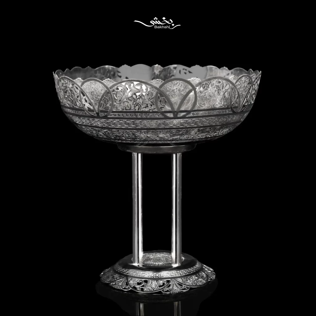 کاسه نقره پایه ستونی قلم تبریز ساخته شده از 1355 گرم نقره با عیار 84 و اکسید شده طبیعی با قطر و ارتفاع 27 سانتیمتر موجود در شعب حضوری و سایت نقره بخسی.