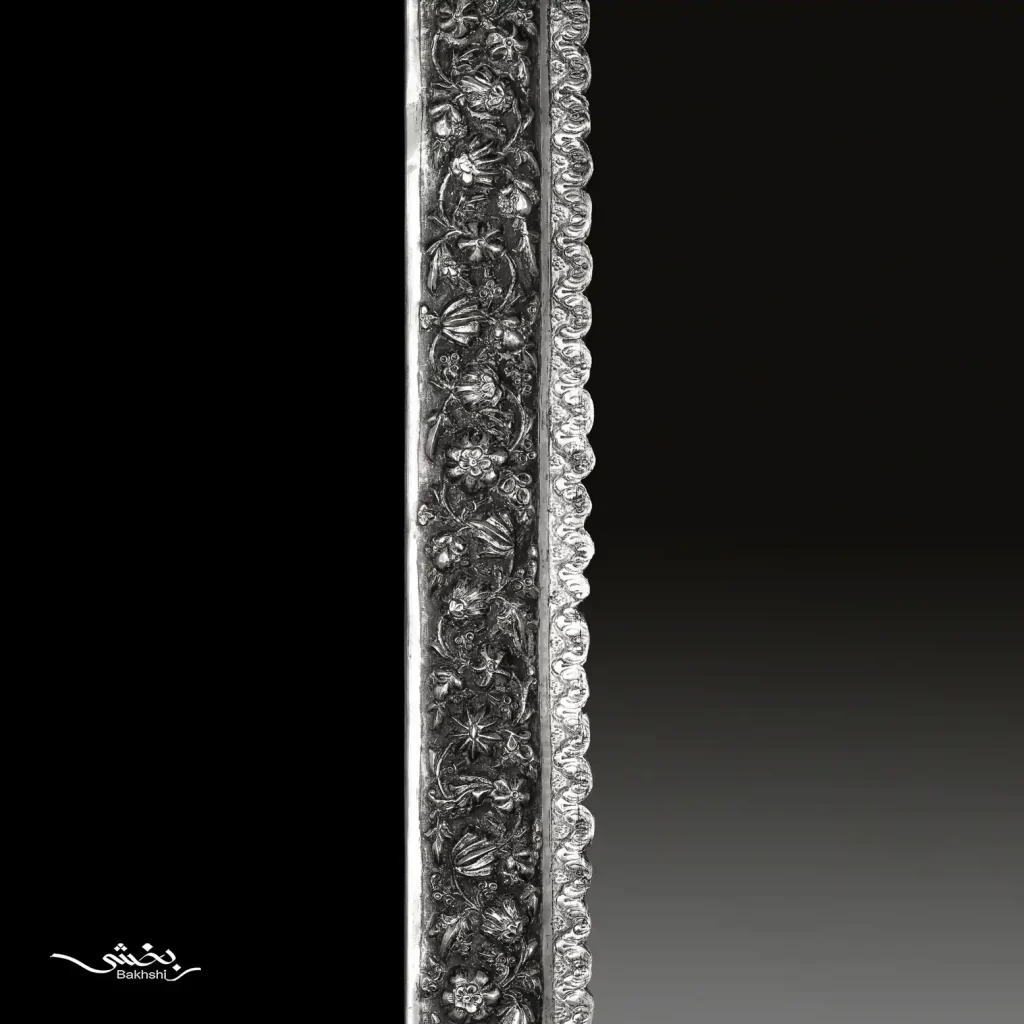 آینه نقره مستطیل تاجدار قلم گل برجسته با ابعاد 83*61 سانتیمتر و ساخته شده از 2608 گرم نقره با عیار 84 موجود در نقره بخشی.