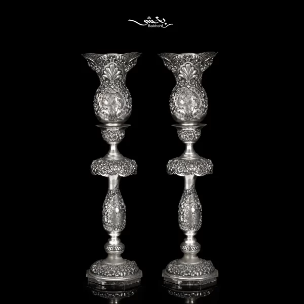 شمعدان نقره لاله بدون آویز مینیاتور و گل برجسته اعلا با ارتفاع 53 سانتیمتر و وزن 2417.3 گرم نقره با عیار 90 درصد موجود در شعب حضوری و سایت نقره بخشی.