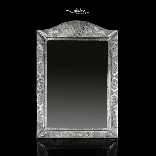 آینه مستطیل نقره تاجدار قلم مینیاتور با ابعاد 84 در 57 سانتیمتر و وزن 2212 گرم نقره با عیار 84 درصد موجود در شعب حضوری و سایت نقره بخشی.