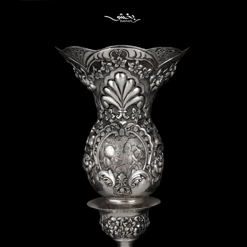 شمعدان نقره لاله بدون آویز مینیاتور و گل برجسته اعلا با ارتفاع 53 سانتیمتر و وزن 2417.3 گرم نقره با عیار 90 درصد موجود در شعب حضوری و سایت نقره بخشی.