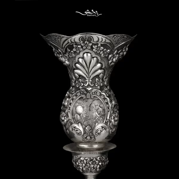 شمعدان نقره لاله بدون آویز مینیاتور و گل برجسته اعلا با ارتفاع 53 سانتیمتر و وزن 2417.3 گرم نقره با عیار 90 درصد موجود در شعب حضوری و سایت نقره بخشی.