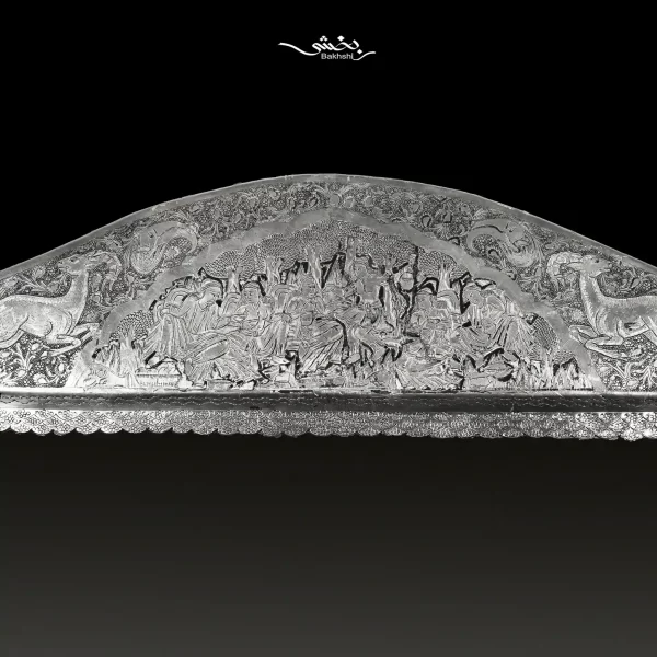 آینه مستطیل نقره تاجدار قلم مینیاتور با ابعاد 84 در 57 سانتیمتر و وزن 2212 گرم نقره با عیار 84 درصد موجود در شعب حضوری و سایت نقره بخشی.