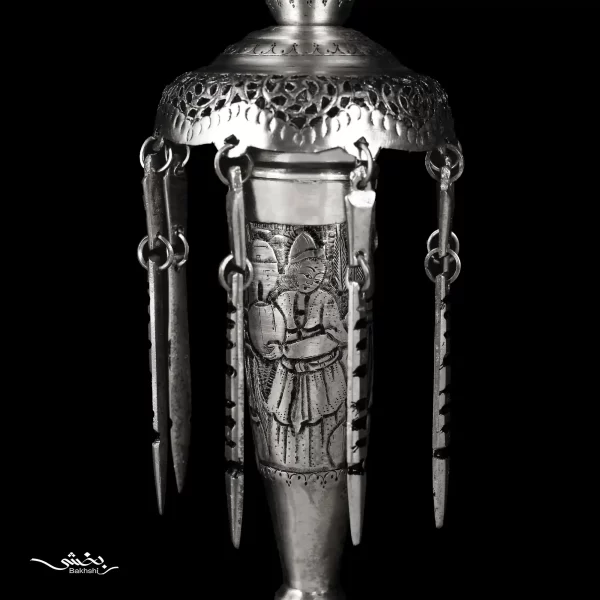 شمعدان نقره لاله آویزدار قلم مینیاتور با ارتفاع 38.5 سانتیمتر و وزن 1710.6 گرم نقره با عیار 84 درصد موجود در شعب حضوری و سایت نقره بخشی.