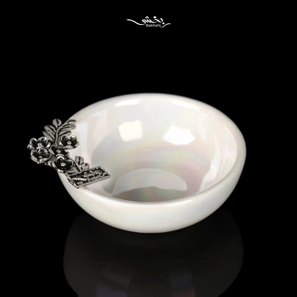 کاسه سرامیک نقره گل و برگ صدفی با وزن 7 گرم نقره با عیار و خلوص 92.5 درصد و قطر 8 و ارتفاع 3 سانتیمتر موجود در شعب حضوری و سایت نقره بخشی.