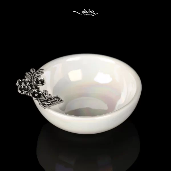 کاسه سرامیک نقره گل و برگ صدفی با وزن 7 گرم نقره با عیار و خلوص 92.5 درصد و قطر 8 و ارتفاع 3 سانتیمتر موجود در شعب حضوری و سایت نقره بخشی.