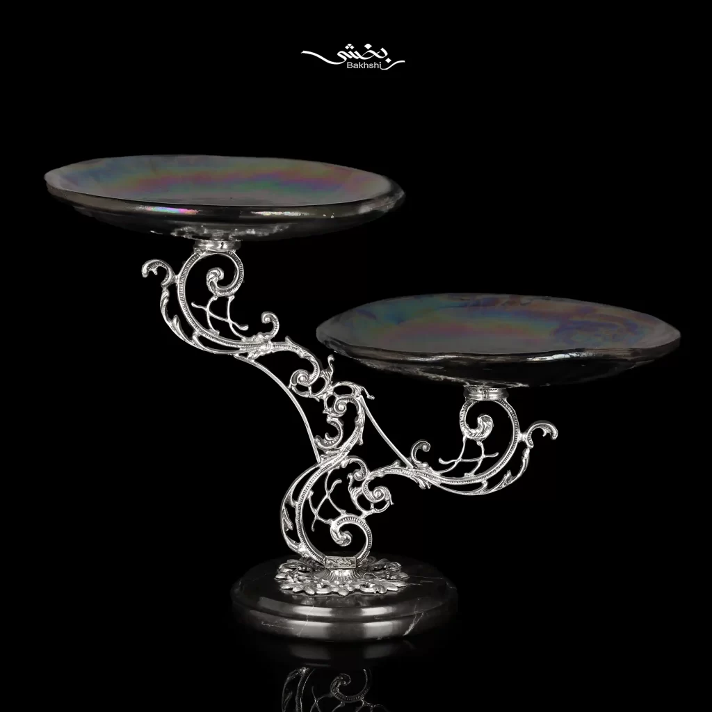 شیرینی خوری دوقلو سرامیک نقره پایه سنگ ساخته شده از 297 گرم نقره با عیار 925 و قطر بشقاب 18 و ارتفاع 22 سانتیمتر موجود در شعب حضوری و سایت نقره بخشی.