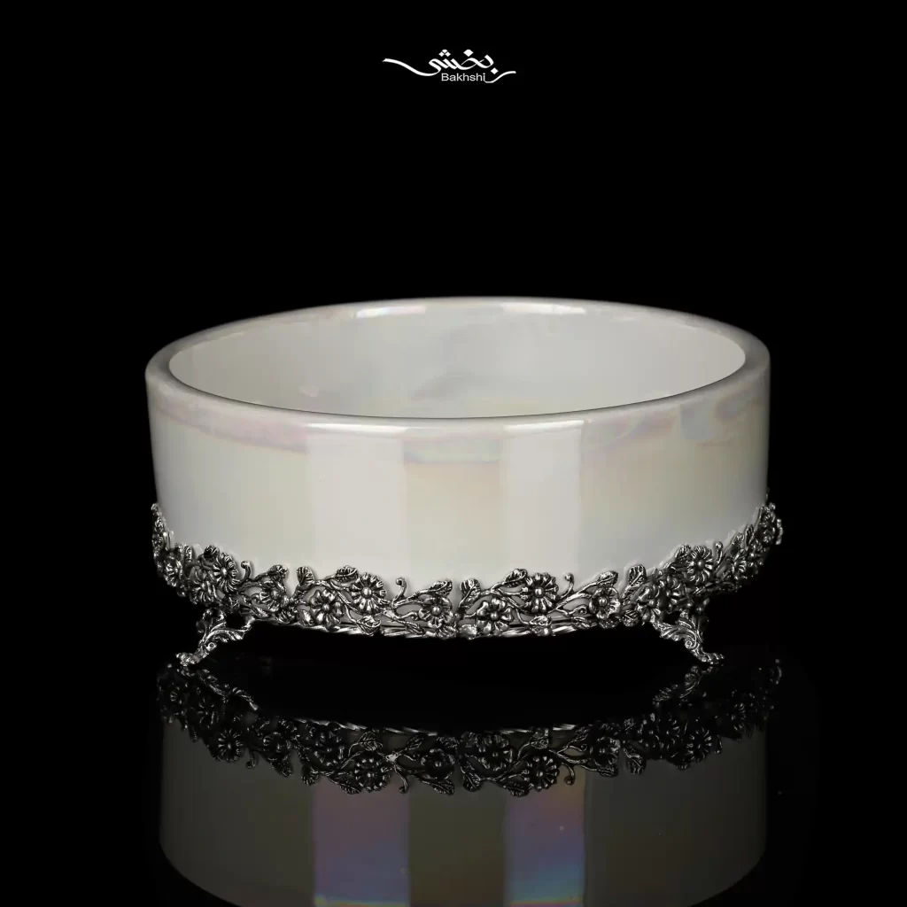 کاسه سرامیک نقره صدفی شکوفه در سه وزن نقره با عیار 92.5 و قطر 16 و ارتفاع 7 سانتیمتر موجود در شعب حضوری و سایت نقره بخشی.