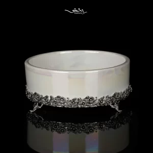 کاسه سرامیک نقره صدفی شکوفه در سه وزن نقره با عیار 92.5 و قطر 16 و ارتفاع 7 سانتیمتر موجود در شعب حضوری و سایت نقره بخشی.