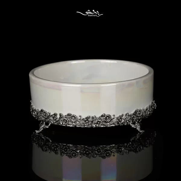 کاسه سرامیک نقره صدفی شکوفه در سه وزن نقره با عیار 92.5 و قطر 16 و ارتفاع 7 سانتیمتر موجود در شعب حضوری و سایت نقره بخشی.