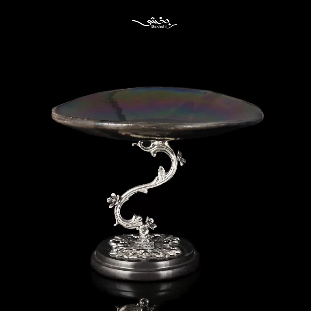 شیرینی خوری سرامیک نقره پایه سنگ ساخته شده از 126 گرم نقره با عیار 92.5 درصد و قطر 18.5 و ارتفاع 15 سانتیمتر موجود در شعب حضوری و سایت نقره بخشی.