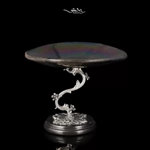 شیرینی خوری سرامیک نقره پایه سنگ ساخته شده از 126 گرم نقره با عیار 92.5 درصد و قطر 18.5 و ارتفاع 15 سانتیمتر موجود در شعب حضوری و سایت نقره بخشی.