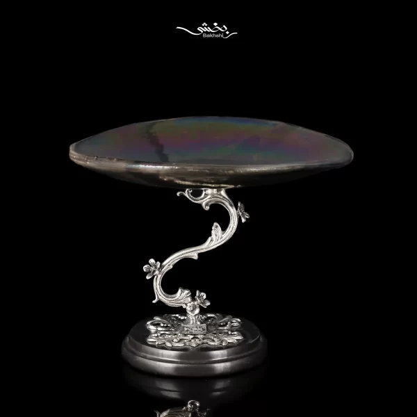 شیرینی خوری سرامیک نقره پایه سنگ ساخته شده از 126 گرم نقره با عیار 92.5 درصد و قطر 18.5 و ارتفاع 15 سانتیمتر موجود در شعب حضوری و سایت نقره بخشی.