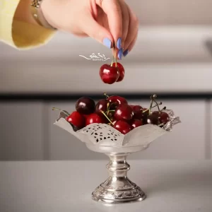 شیرینی خوری نقره پایه دار قلم گل و مرغ با قطر 13 و قطر 10 سانتیمتر و وزن 184 گرم نقره با عیار 84 درصد موجود در شعب نقره بخشی.