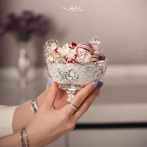 کاسه گرد نقره پایه کوتاه گل و مرغ ساخته شده از 198 گرم نقره با عیار 84 درصد و قطر 11 و ارتفاع 7 سانتیمتر موجود در شعب حضوری و سایت نقره بخشی.