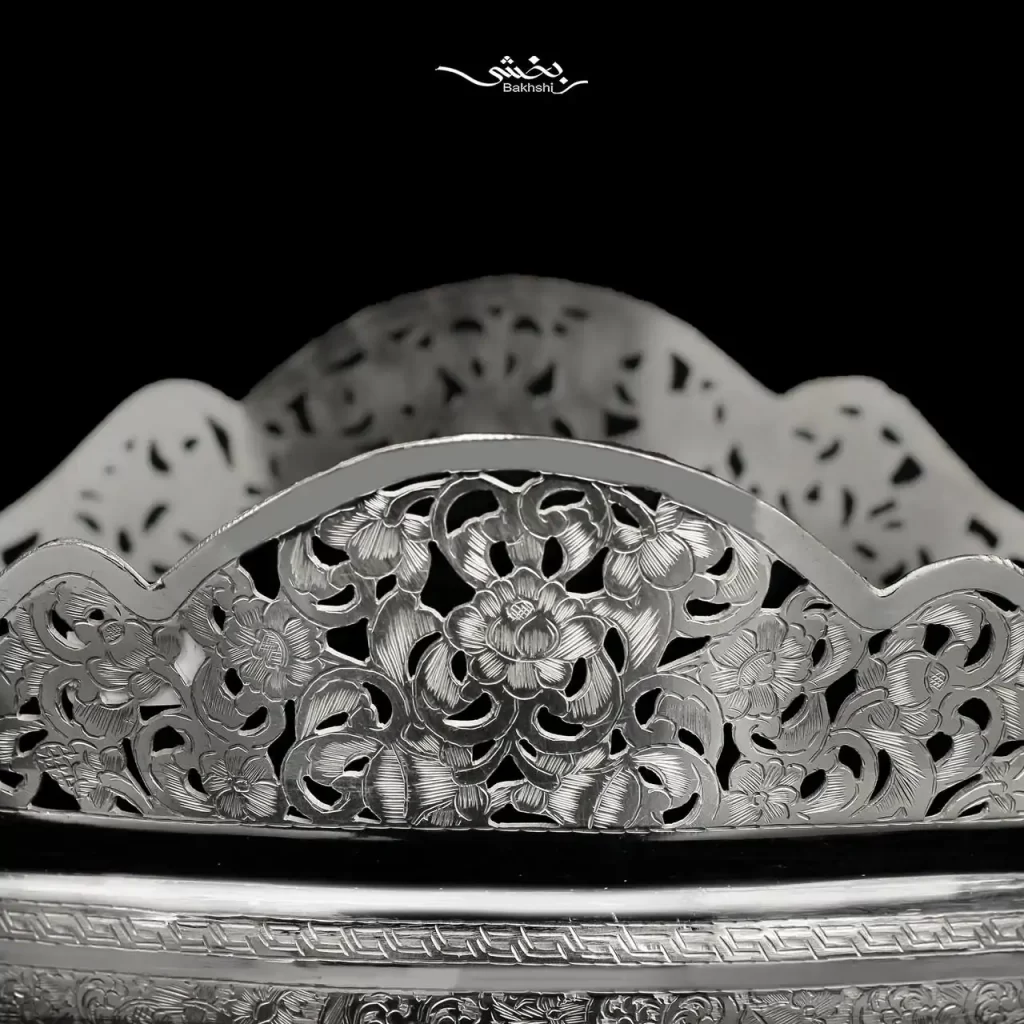 کشکول نقره ژاردنین دسته دار قلم تبریز ساخته شده از 1026.6 گرم نقره با عیار 84 درصد و ابعادبا احتساب دسته 44 در 20 و ارتفاع 17 سانتیمتر موجود در نقره بخشی.