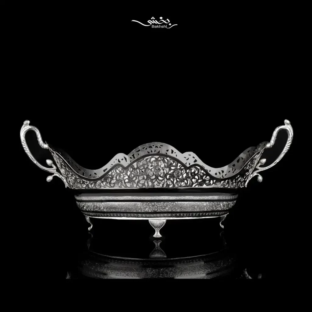 کشکول نقره ژاردنین دسته دار قلم تبریز ساخته شده از 1026.6 گرم نقره با عیار 84 درصد و ابعادبا احتساب دسته 44 در 20 و ارتفاع 17 سانتیمتر موجود در نقره بخشی.