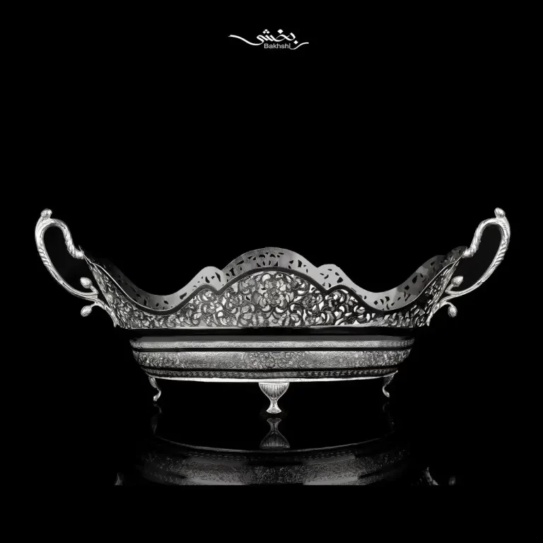 کشکول نقره ژاردنین دسته دار قلم تبریز ساخته شده از 1026.6 گرم نقره با عیار 84 درصد و ابعادبا احتساب دسته 44 در 20 و ارتفاع 17 سانتیمتر موجود در نقره بخشی.