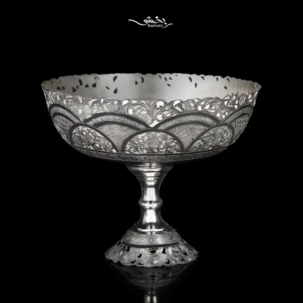 کاسه نقره پایه دار قلم تبریز ساخته شده از 650 گرم نقره با عیار 84 درصد و قطر 23 و ارتفاع 18 سانتیمتر موجود در شعب حضوری و سایت نقره بخشی.