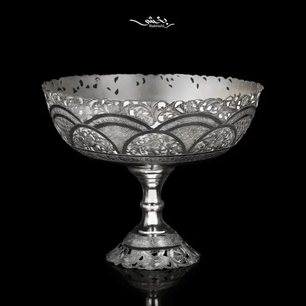 کاسه نقره پایه دار قلم تبریز ساخته شده از 650 گرم نقره با عیار 84 درصد و قطر 23 و ارتفاع 18 سانتیمتر موجود در شعب حضوری و سایت نقره بخشی.