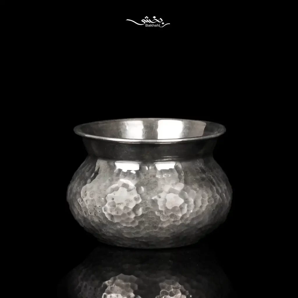 کاسه نقره مدرن گرد ساخته شده از 112.5 گرم نقره با عیار 90 درصد و قطر 8 و ارتفاع 6 سانتیمتر موجود در شعب حضوری و سایت نقره بخشی.