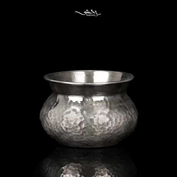 کاسه نقره مدرن گرد ساخته شده از 112.5 گرم نقره با عیار 90 درصد و قطر 8 و ارتفاع 6 سانتیمتر موجود در شعب حضوری و سایت نقره بخشی.