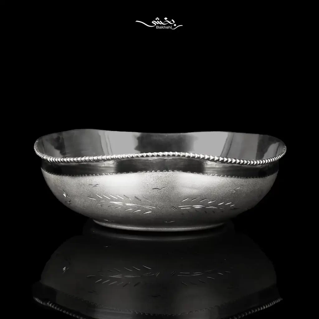 کاسه گرد مدرن نقره ساخته شده از 135.8 گرم نقره با عیار 90 درصد و قطر 15 و ارتفاع 4 سانتیمتر موجود در شعب حضوری و سایت نقره بخشی.
