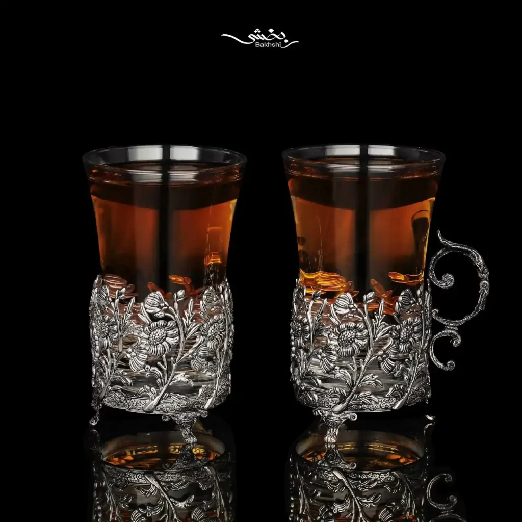 انگاره نقره شش عددی مدرن آفتاب گردان ساخته شده از 445 گرم نقره با عار 92.5 درصد و قطر دهانه 7 و ارتفاع 12 سانتیمتر موجود در شعب نقره بخشی.