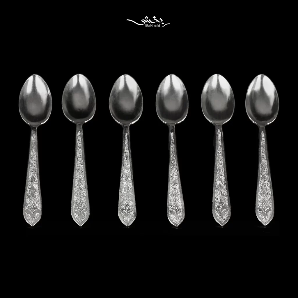 قاشق نقره شربت خوری 6 عددی ترنج ساخته شده از 135.9 گرم نقره با عیار 84 درصد و طول 13 سانتیمتر موجود در شعب حضوری و سایت نقره بخشی.