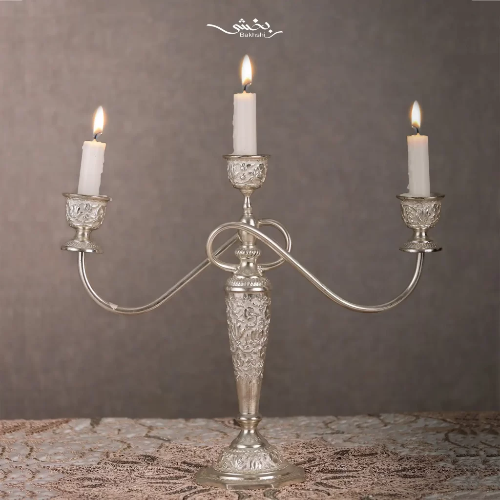 یک جفت شمعدان سه شاخه نقره قلم گل برجسته درجه یک ساخته شده از نقره با عیار 84 درصد موجود در شعب حضوری و سایت نقره بخشی.