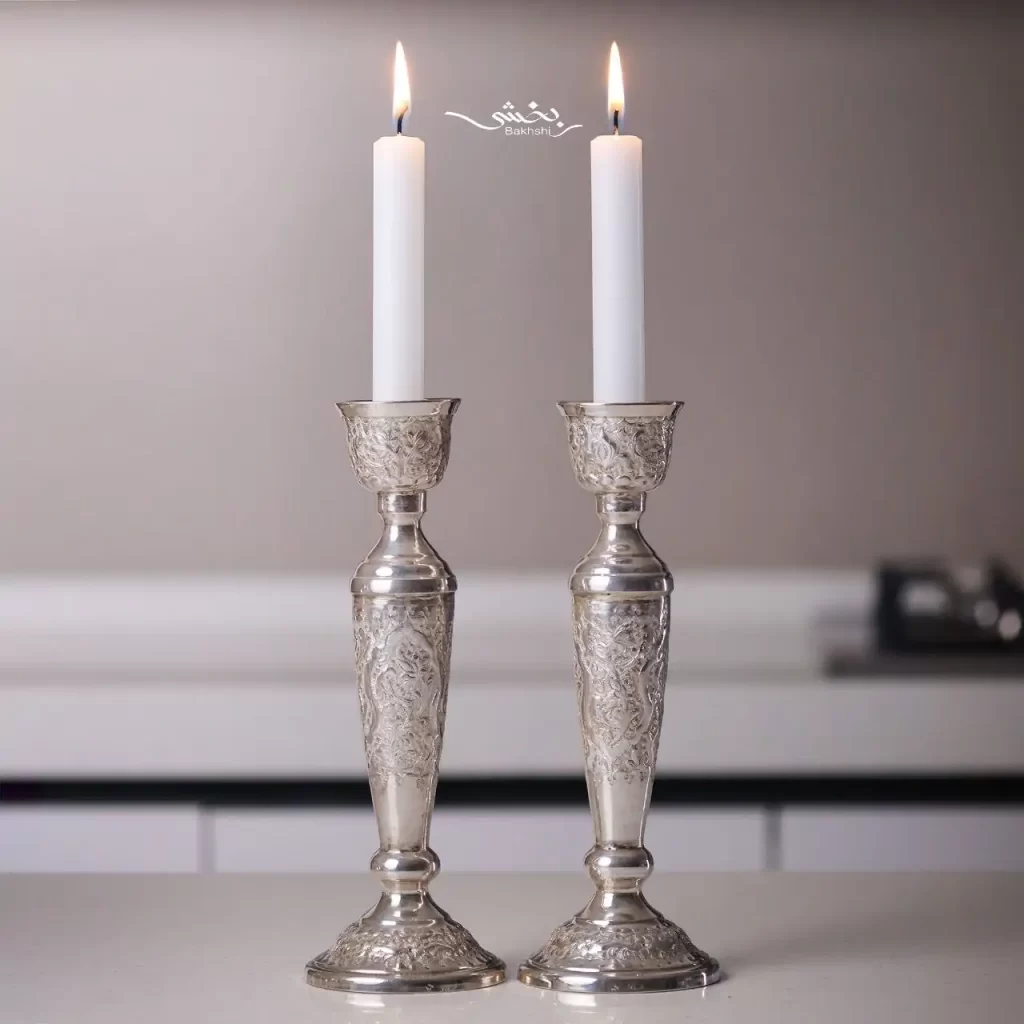 شمعدان تکشاخه نقره گل و مرغ ساخته شده از 428.3 گرم نقره با عیار 84 درصد و ارتفاع 22 سانتیمتر موجود در شعب حضوری و سایت نقره بخشی.