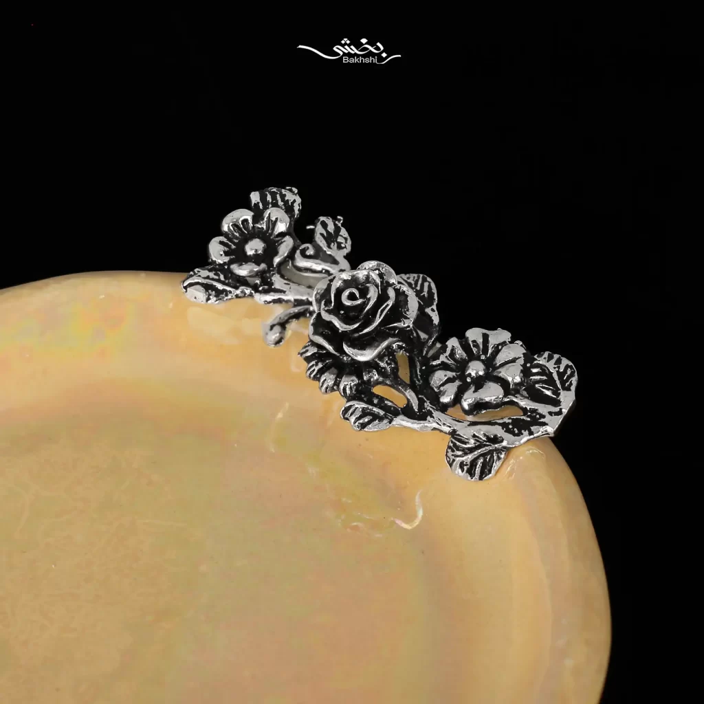 شیرینی خوری سرامیک نقره پایه دار شکوفه با قطر 9/5 و ارتفاع 2 سانتیمتر و ساخته شده از 23 گرم نقره با عیار 92/5 درصد موجود در شعب نقره بخشی.